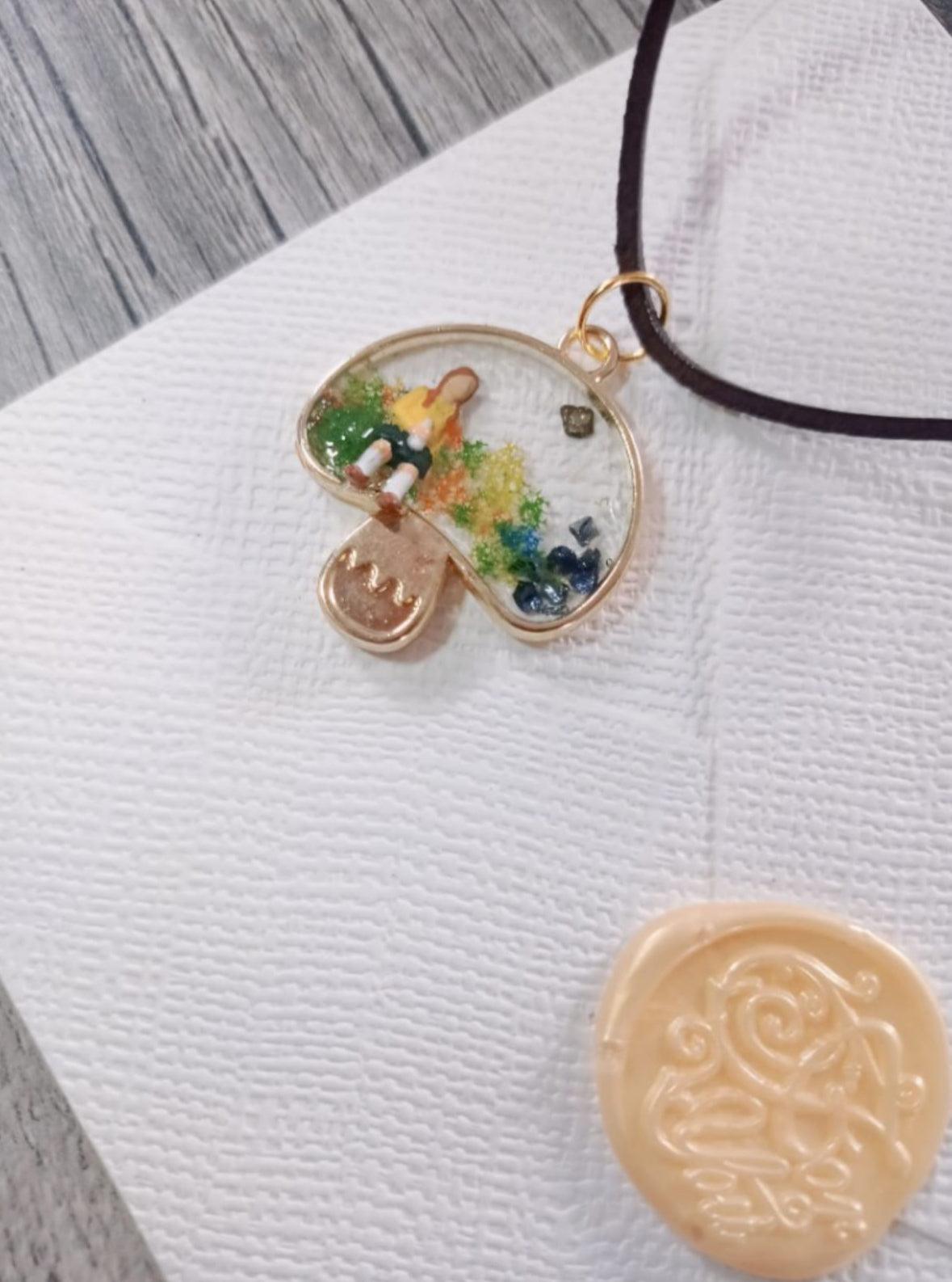 „Fată la râu” - Pandantiv cu rășină și miniatură