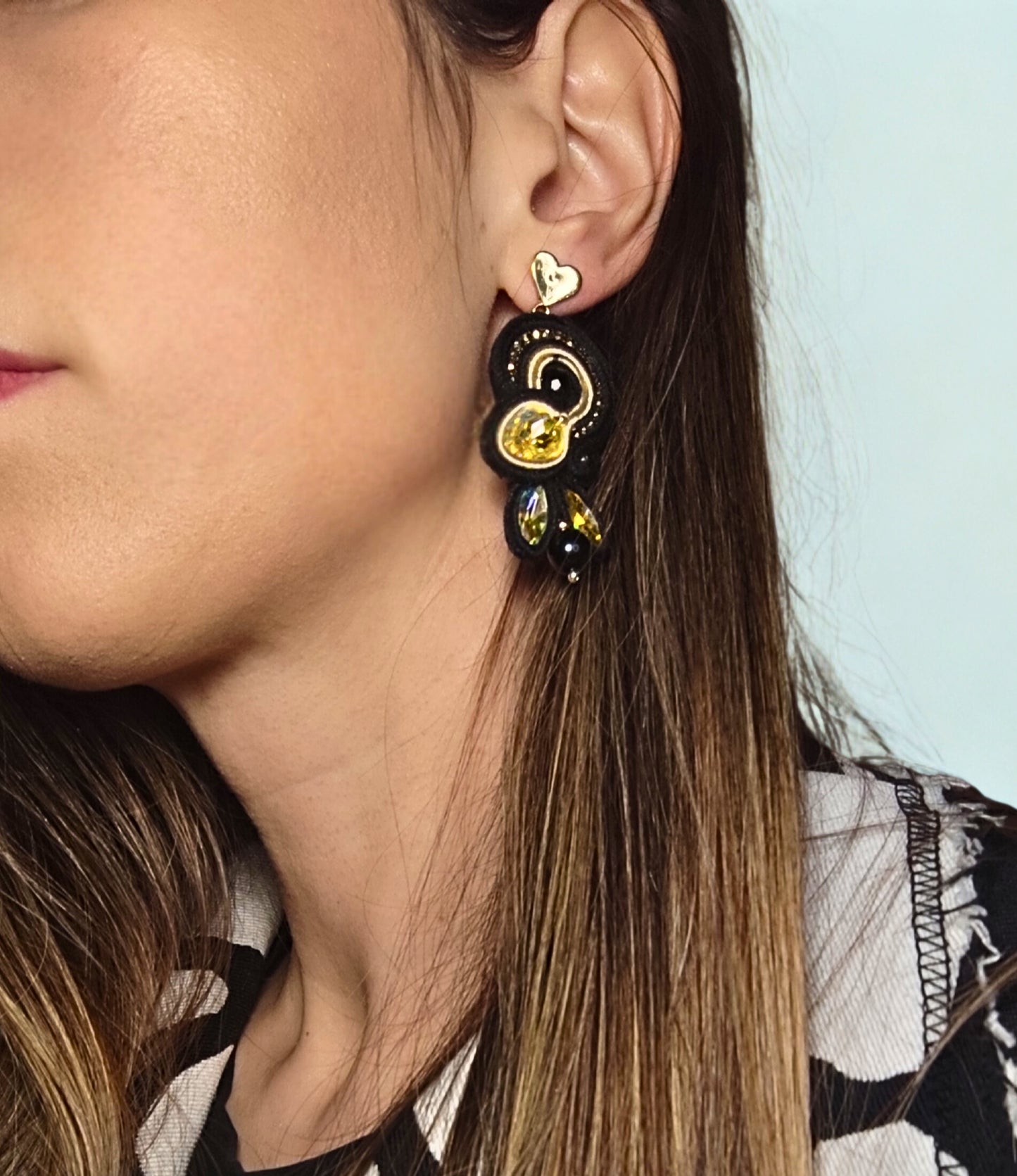 Cercei handmade în tehnica soutache „Midnight Gold” – piesă unicat