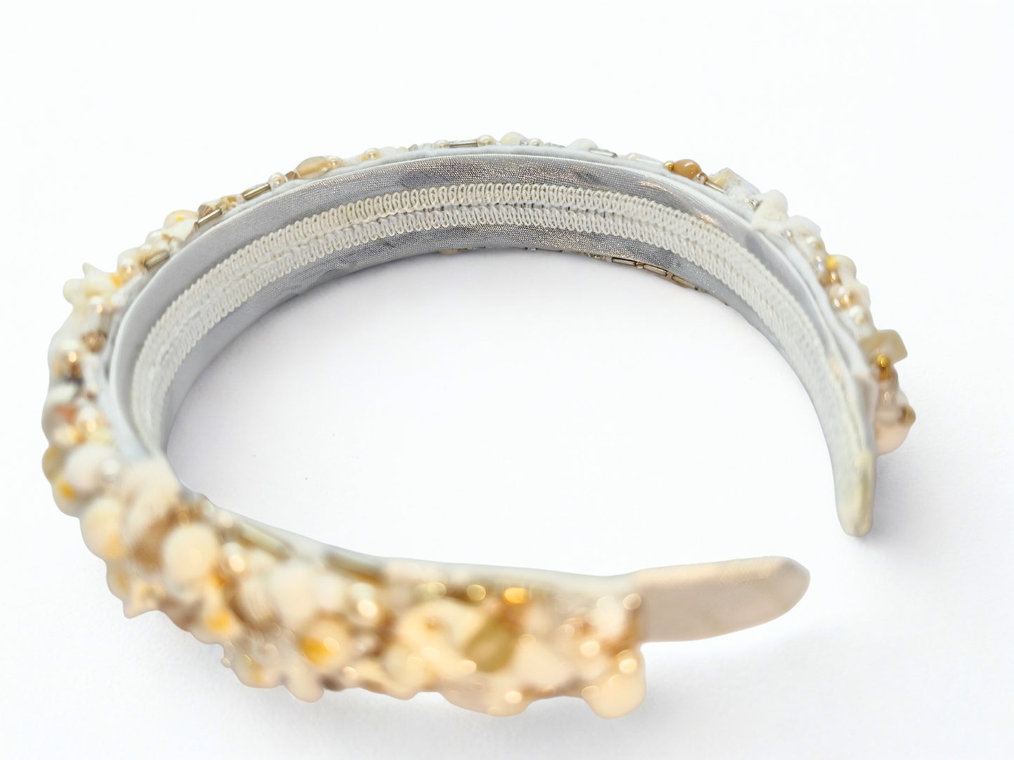 Cordeluță handmade cu mărgele de jad, perle Swarovski și flori din lut polimeric „Golden White”