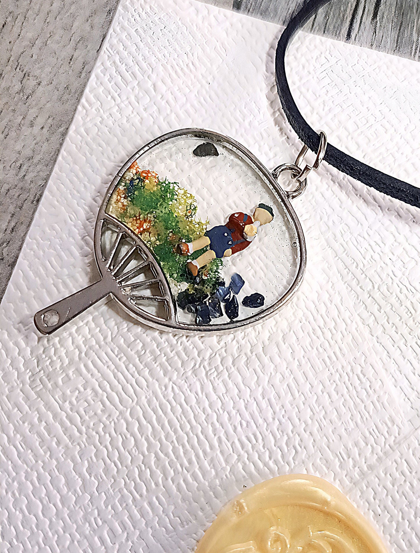 „Băiat pe deal” - Pandantiv cu rășină și miniatură