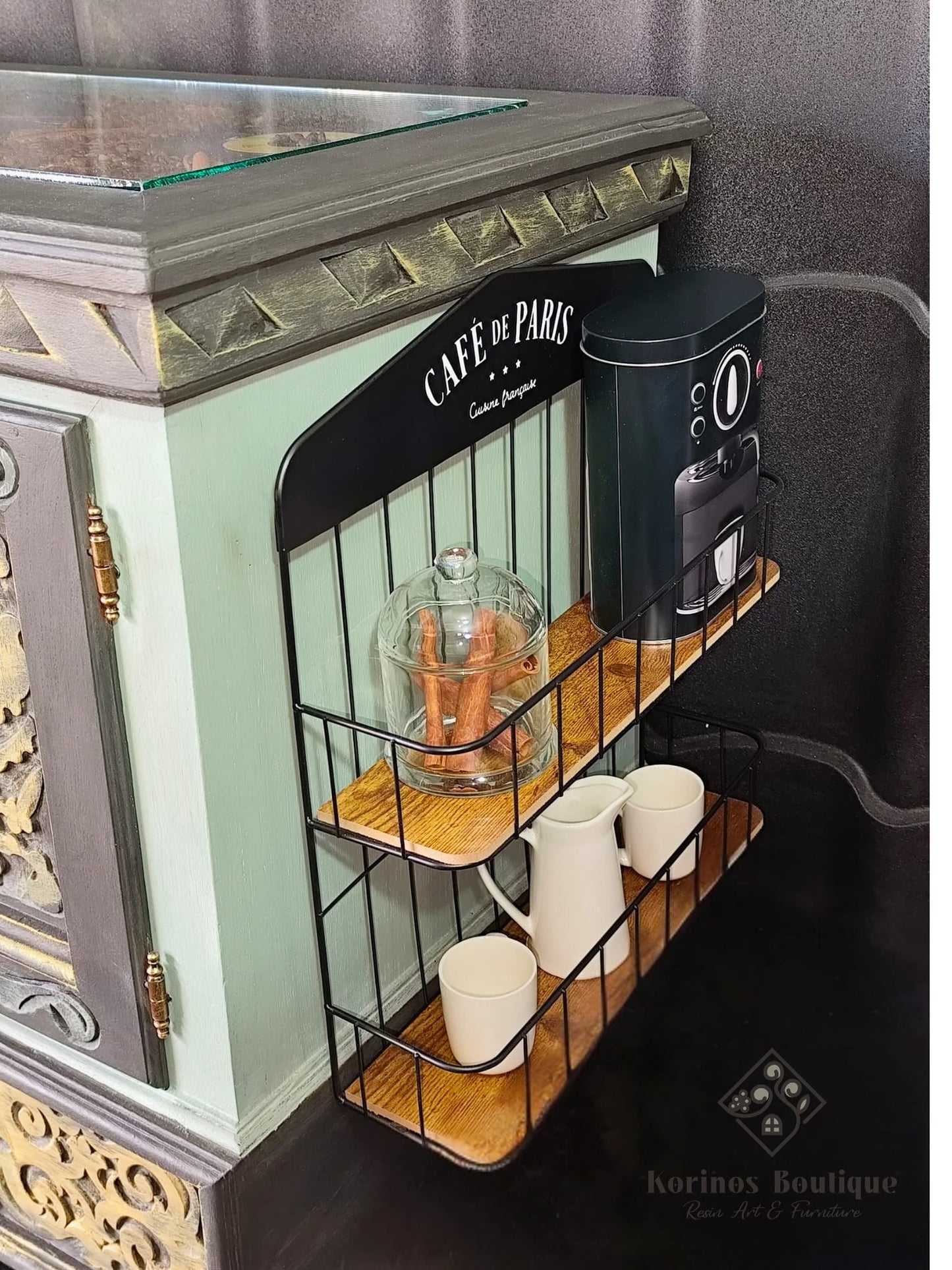 Coffee Stand Unicat – Dulap reinterpretat și recondiționat cu Chalk Paint, rășină, cafea și viniluri