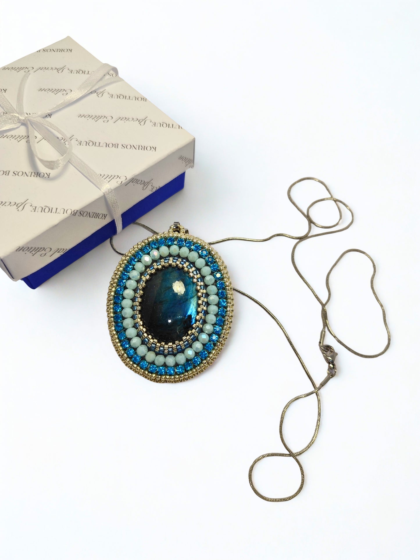 Colier handmade cu labradorit și inox „Blue Aurora Medallion”