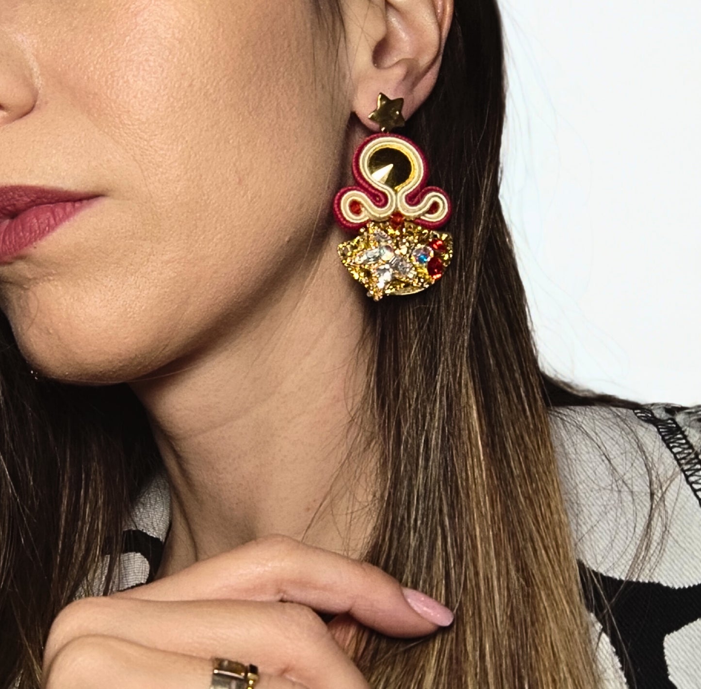 Cercei handmade în tehnica soutache „Magenta Majesty” – piesă unicat