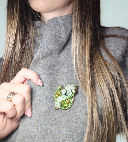 Brosa zambila lucrata manual – piesa unicat