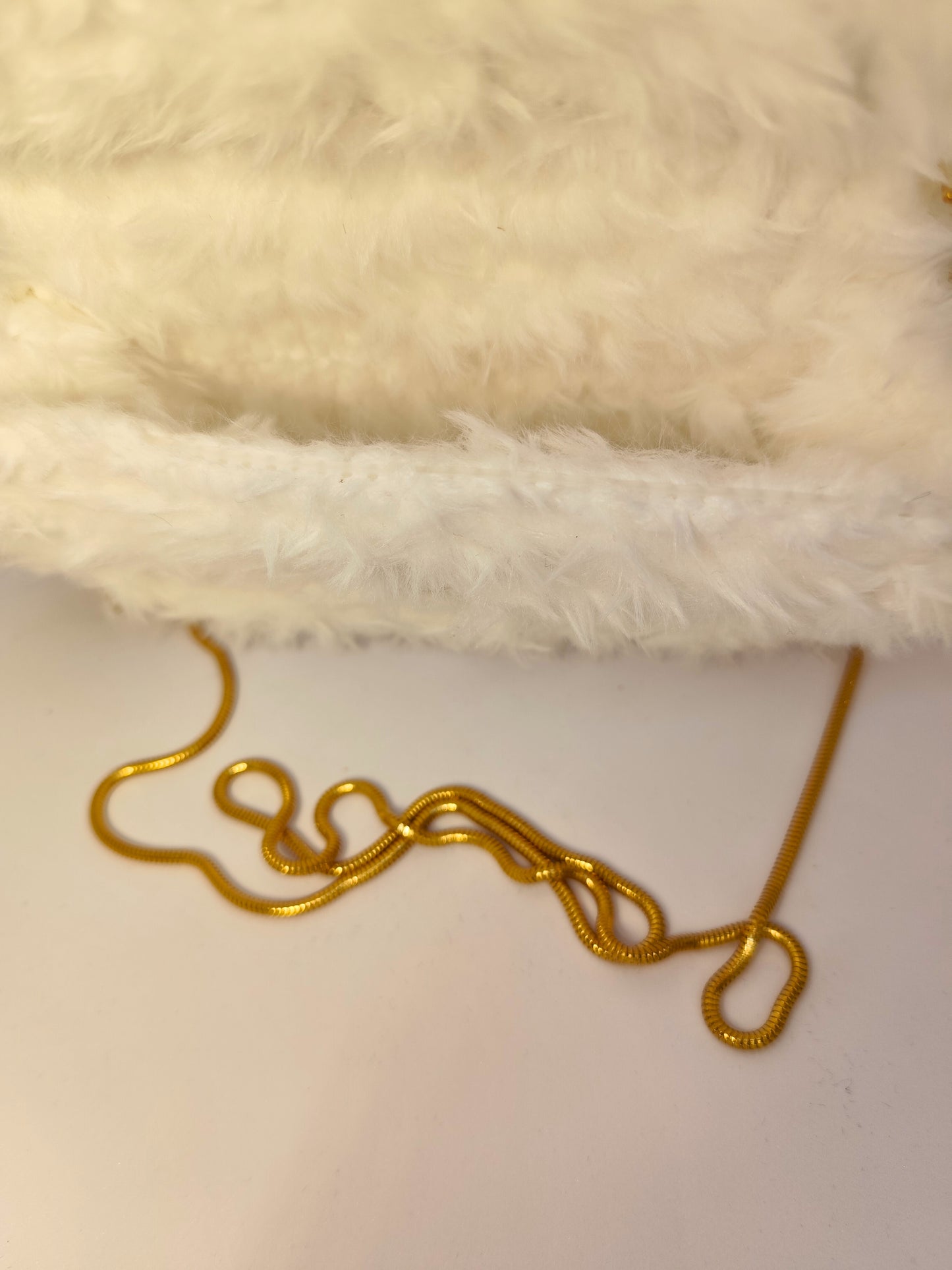 Geanta handmade „Luna”, tip plic cu textura fluffy – piesa unicat