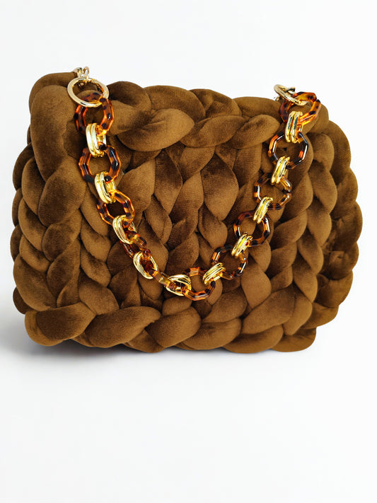 Geanta handmade „Amber”, cu textura împletita si lant decorativ – piesa unicat