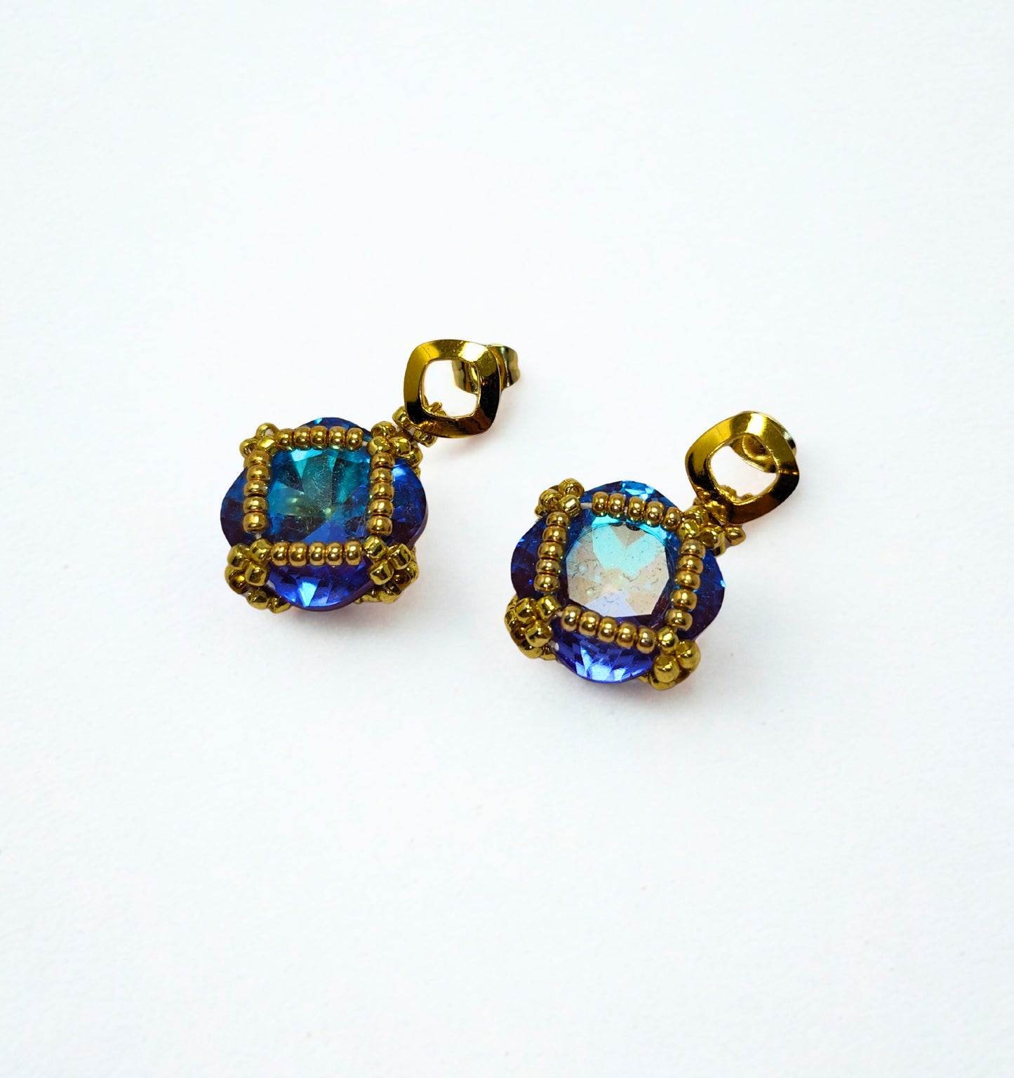 Cercei handmade cu mărgele Toho și inox placat cu aur „Blue Treasure”