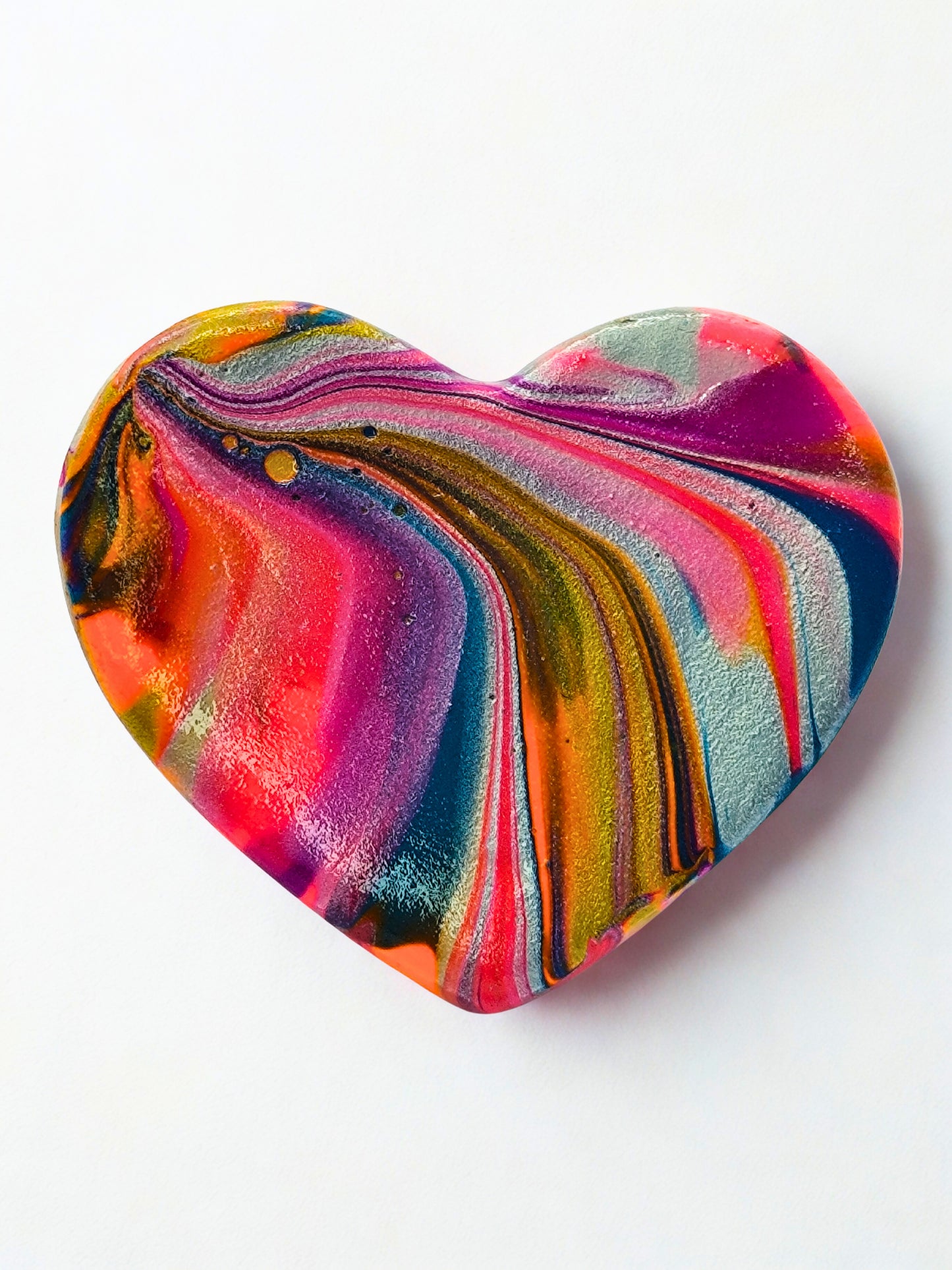 Broșă handmade din lut „Color Flow Heart”