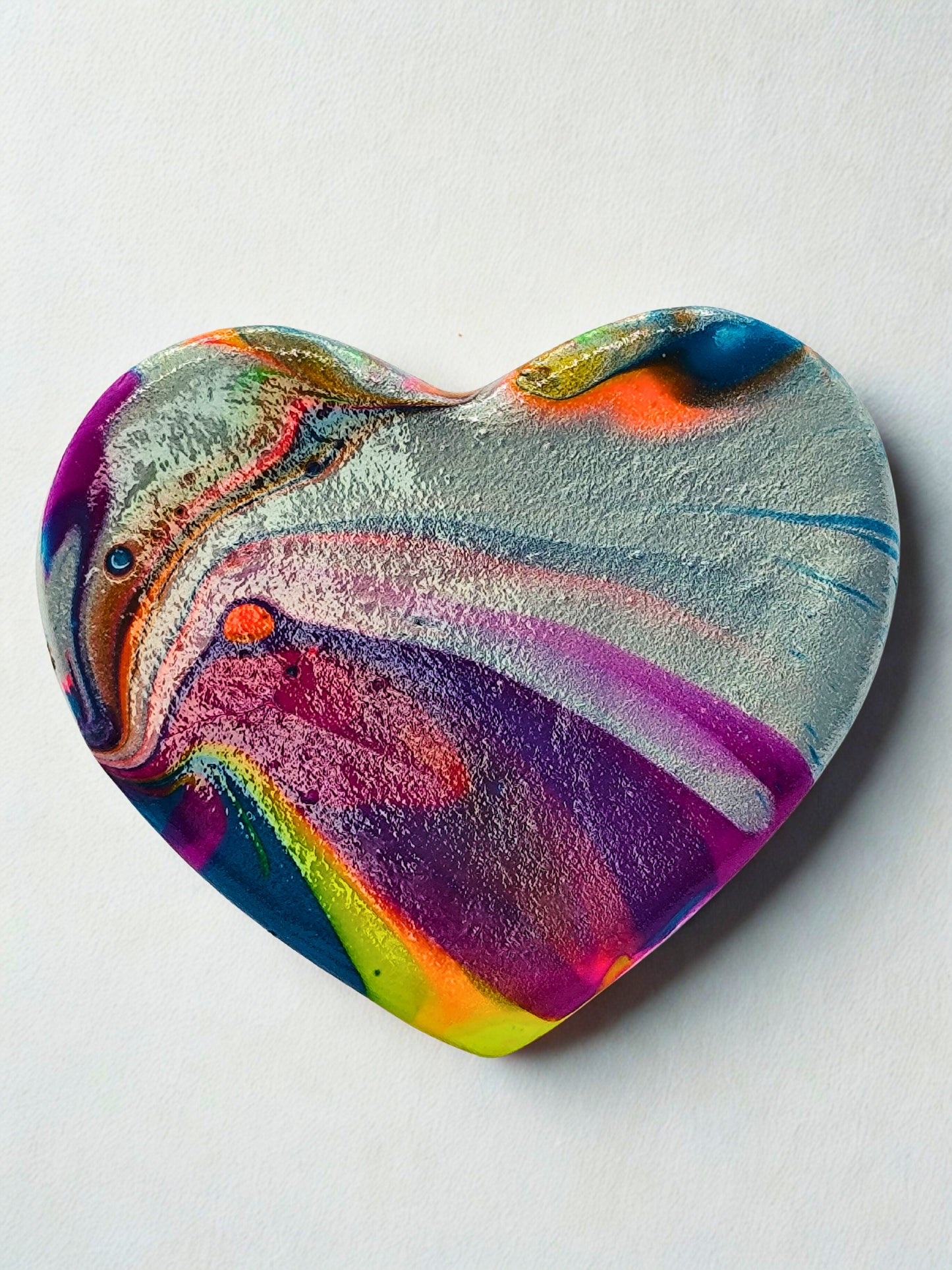 Broșă handmade din lut „Color Flow Heart”