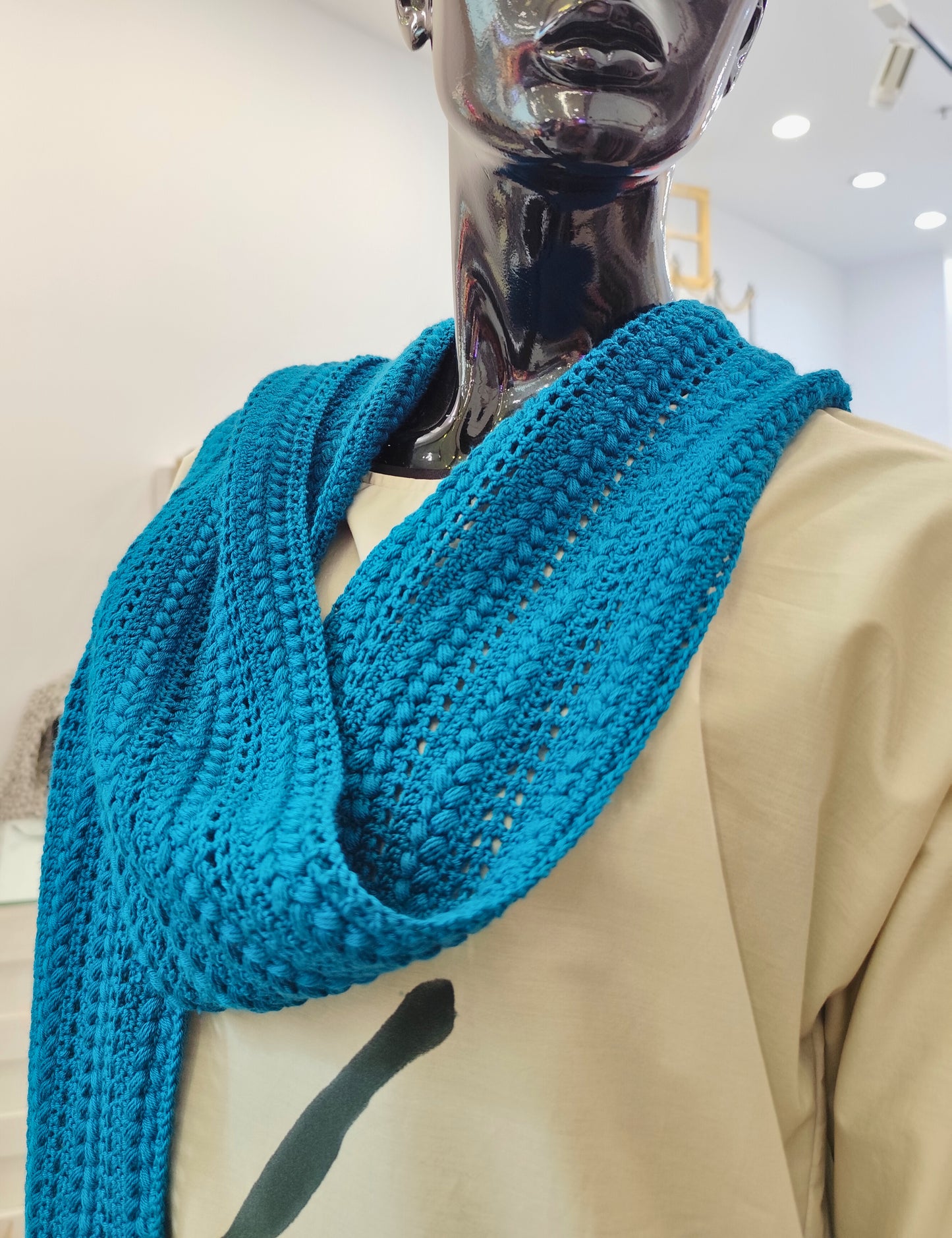 Șal croșetat manual „Blue Silk Whisper”