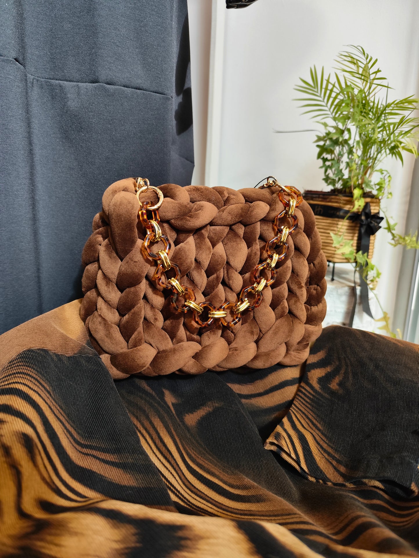 Geanta handmade cu textura împletita si lant decorativ animal print „Amber”