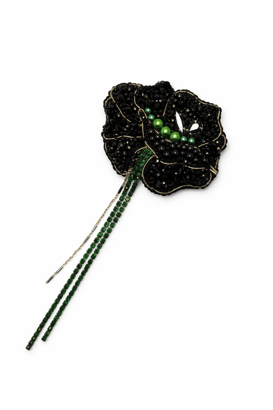 Broșă handmade mac negru cu mărgele și elemente decorative fluide