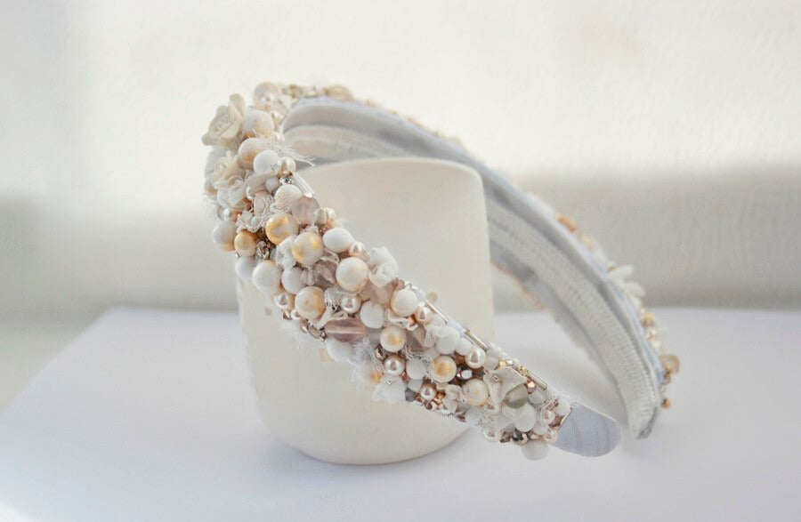 Cordeluță handmade cu mărgele de jad, perle Swarovski și flori din lut polimeric „Golden White”