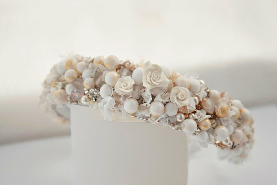 Cordeluță handmade cu mărgele de jad, perle Swarovski și flori din lut polimeric „Golden White”