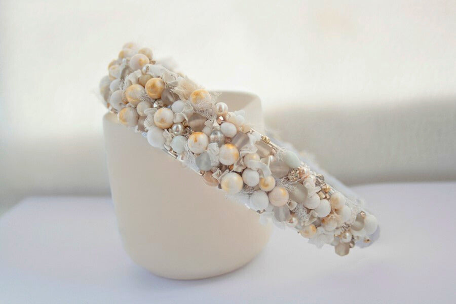 Cordeluță handmade cu mărgele de jad, perle Swarovski și flori din lut polimeric „Golden White”