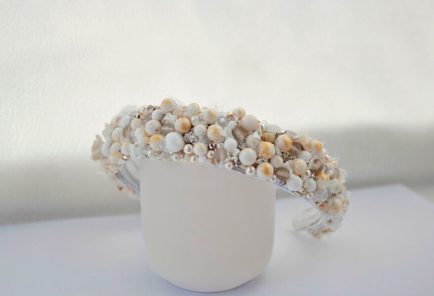 Cordeluță handmade cu mărgele de jad, perle Swarovski și flori din lut polimeric „Golden White”