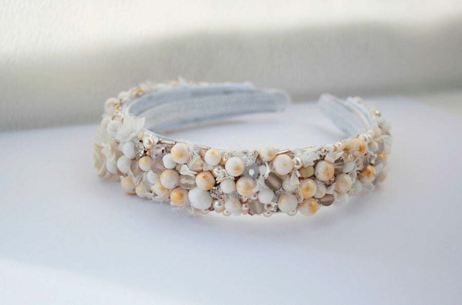 Cordeluță handmade cu mărgele de jad, perle Swarovski și flori din lut polimeric „Golden White”