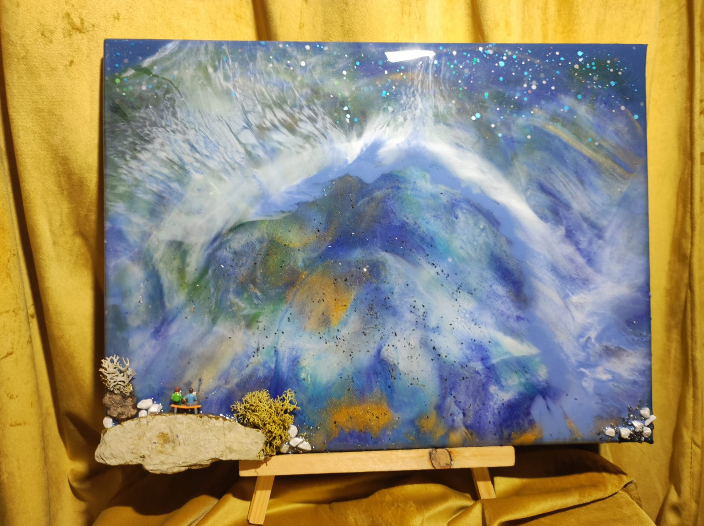Tablou „Cosmos în miniatură”- cu rășină epoxidică, elemente naturale și personaje miniaturale
