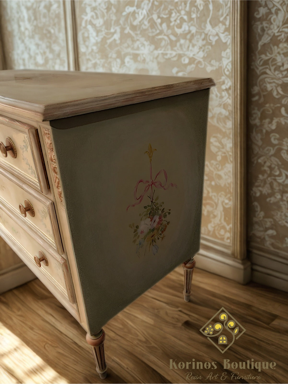 Set comodă și două noptiere recondiționate – Eleganță italiană cu accente artistice