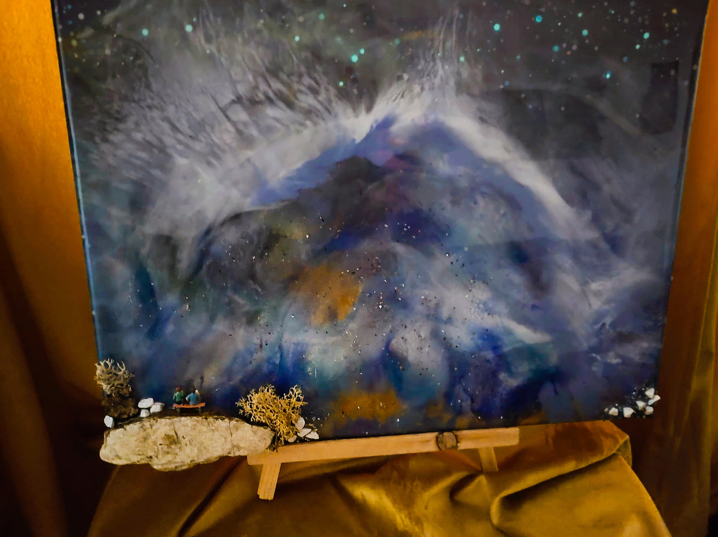 Tablou „Cosmos în miniatură”- cu rășină epoxidică, elemente naturale și personaje miniaturale