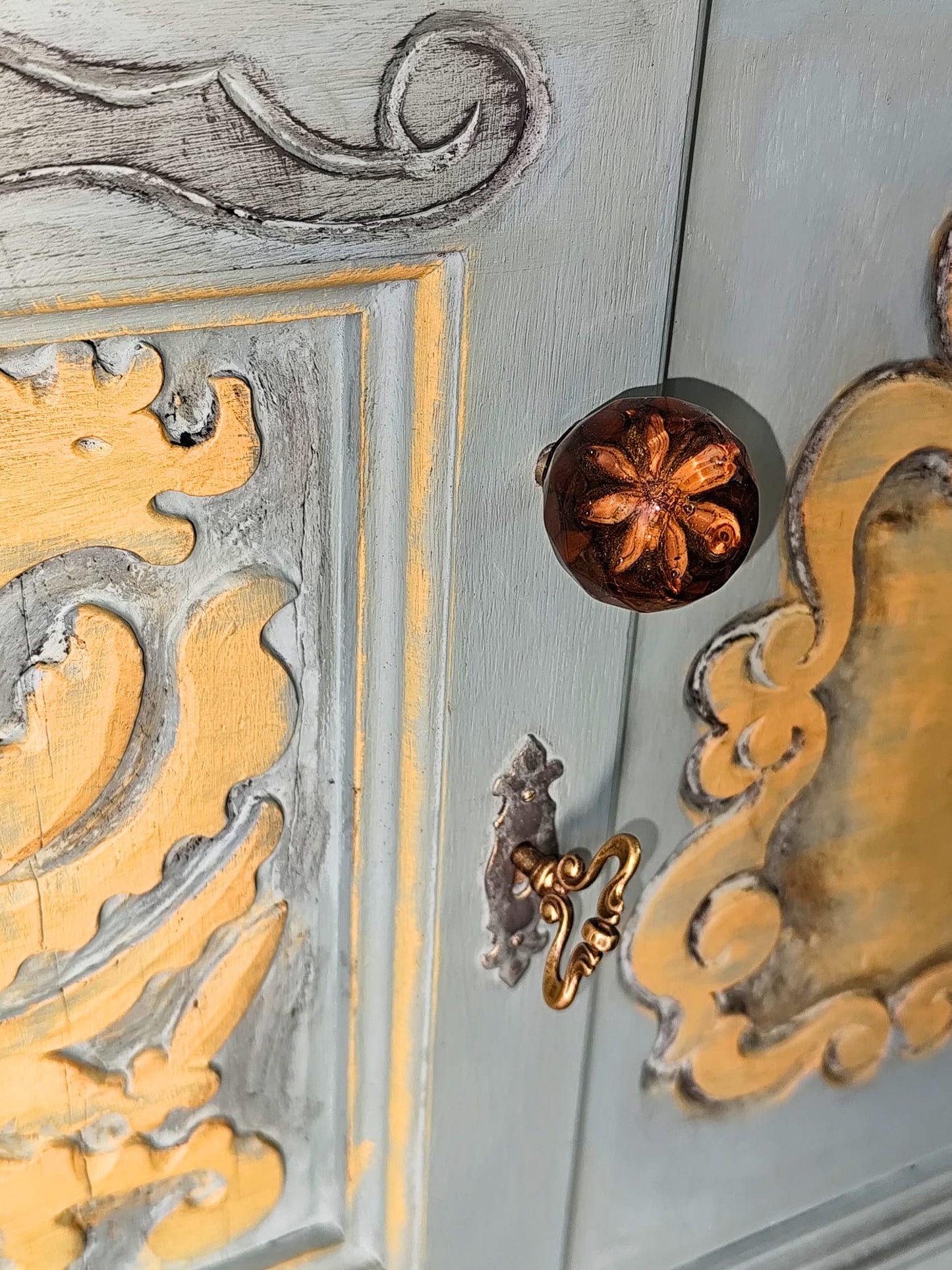 Coffee Stand Unicat – Dulap reinterpretat și recondiționat cu Chalk Paint, rășină, cafea și viniluri