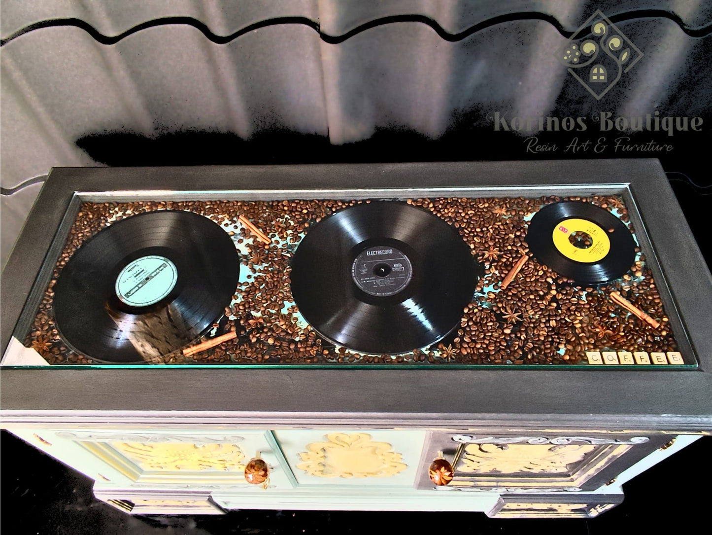 Coffee Stand Unicat – Dulap reinterpretat și recondiționat cu Chalk Paint, rășină, cafea și viniluri