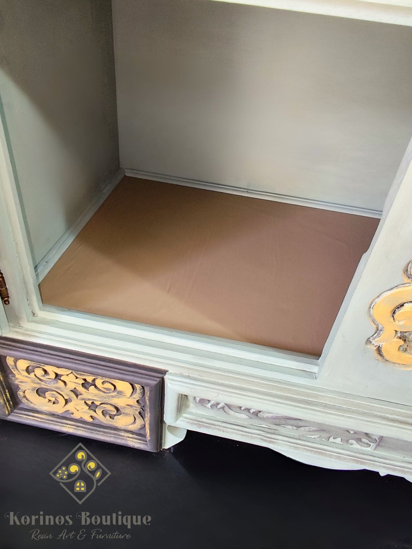 Coffee Stand Unicat – Dulap reinterpretat și recondiționat cu Chalk Paint, rășină, cafea și viniluri