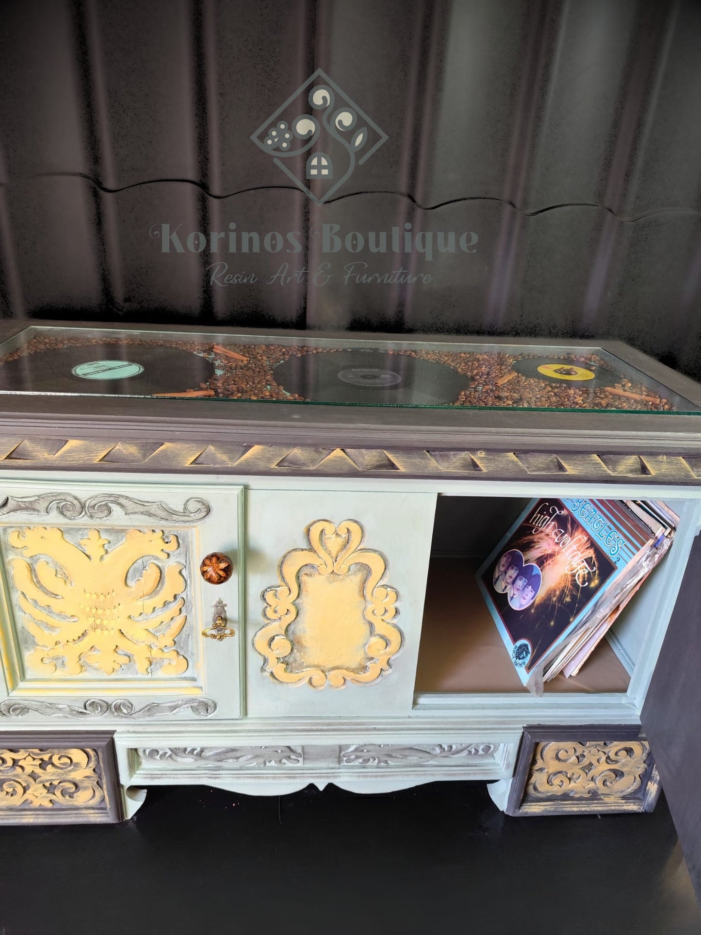 Coffee Stand Unicat – Dulap reinterpretat și recondiționat cu Chalk Paint, rășină, cafea și viniluri