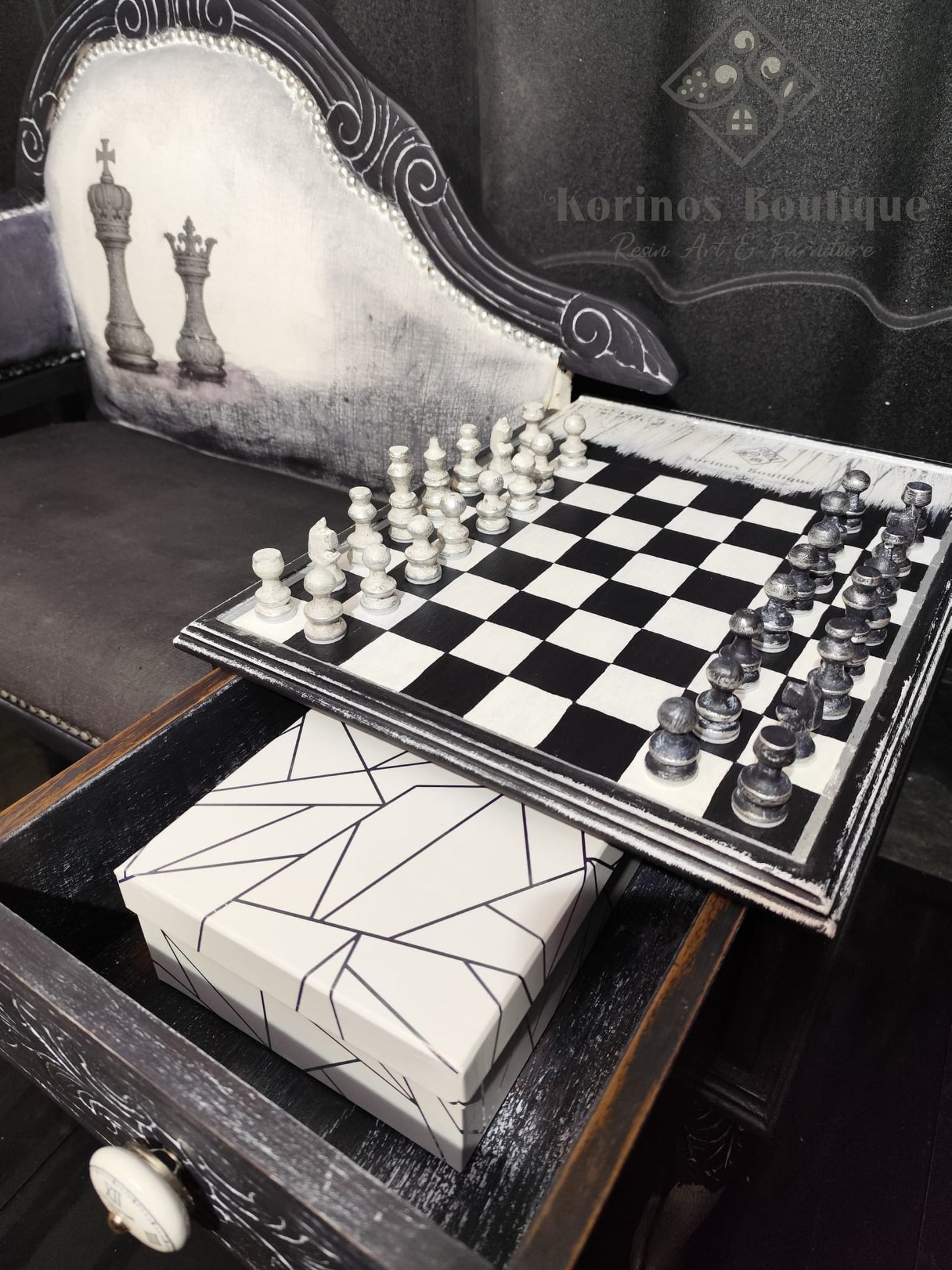 Canapea vintage recondiționată cu masă de șah integrată