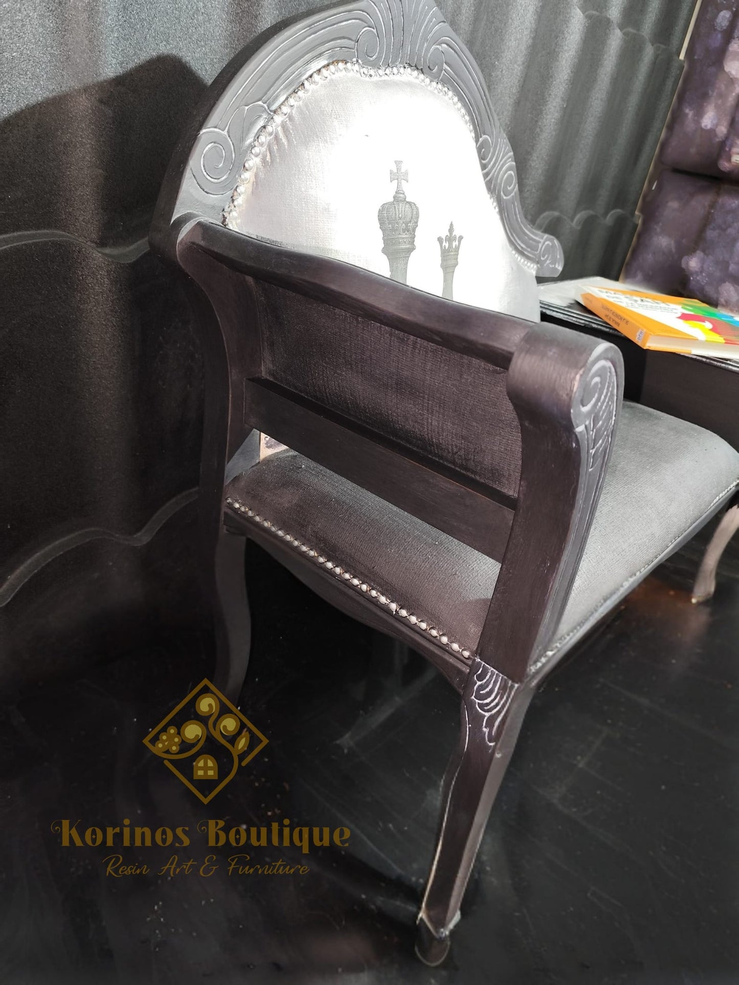 Canapea vintage recondiționată cu masă de șah integrată