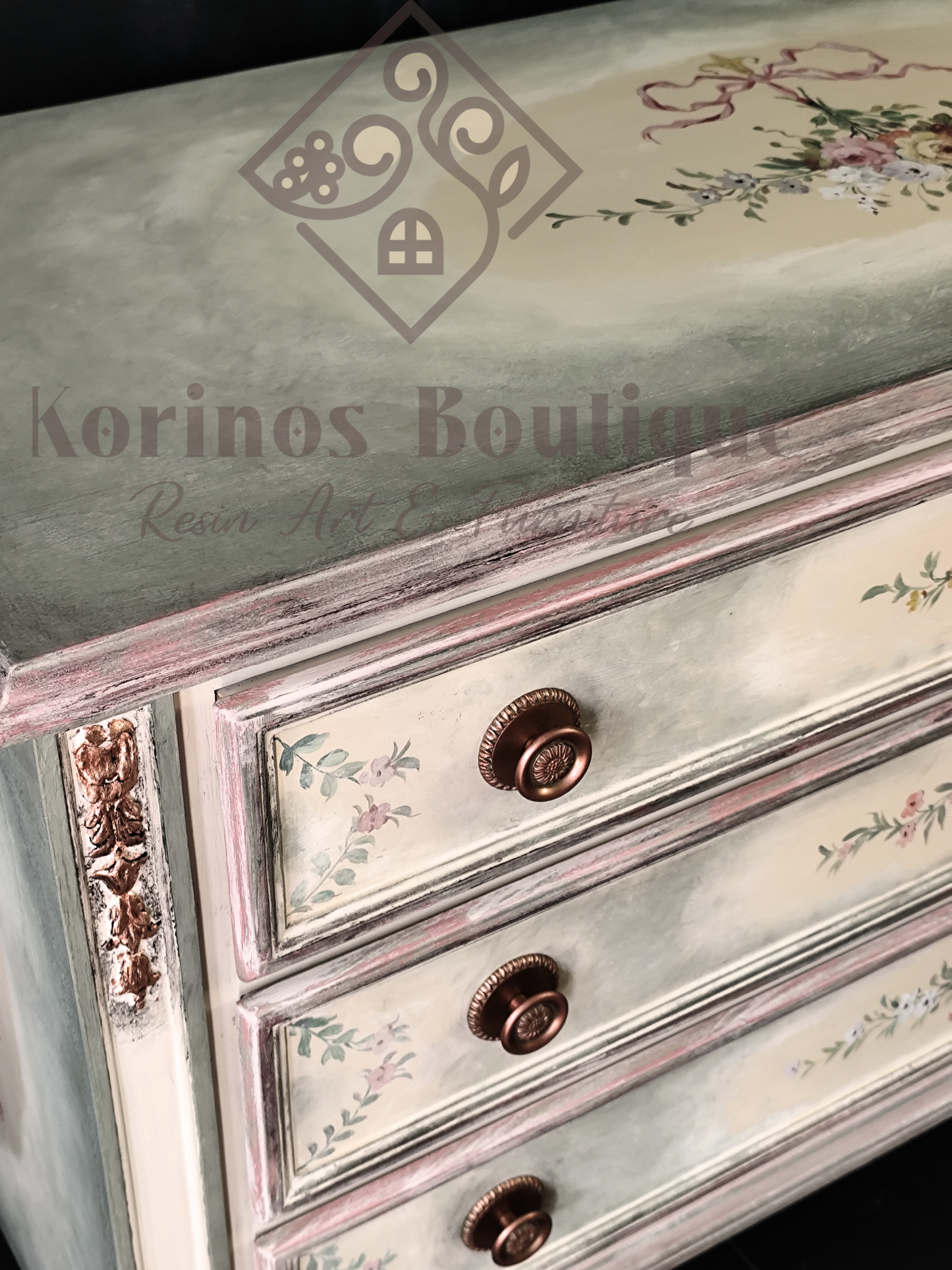 Set comodă și două noptiere recondiționate – Eleganță italiană cu accente artistice