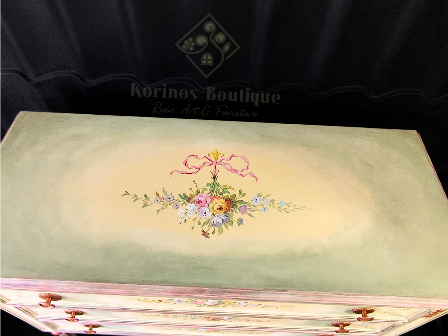 Set comodă și două noptiere recondiționate – Eleganță italiană cu accente artistice